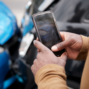 Aprende consejos esenciales para tomar fotos después de un accidente automovilístico y respaldar tu reclamo por lesiones.